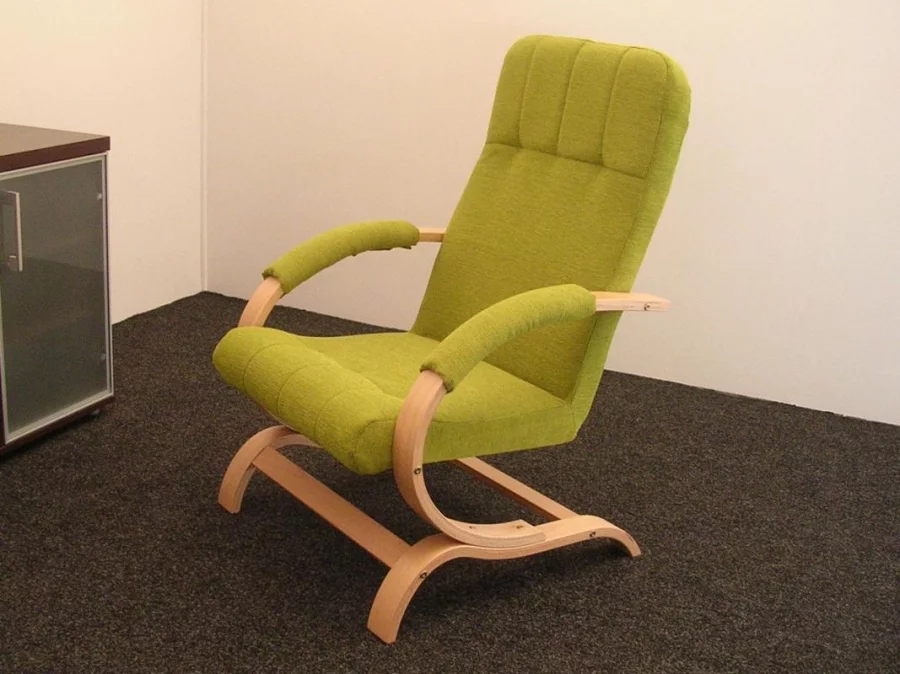 LUKÁŠ - lehké čalouněné křeslo s dřevěnými ohýbanými područkami