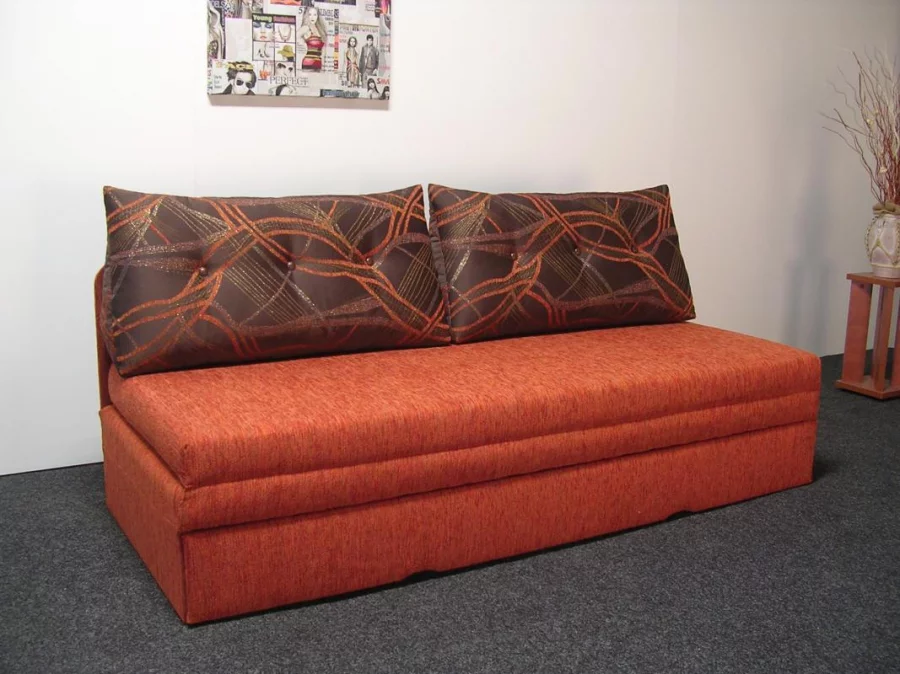 MIRKA - rozkládací pohovka s trojúhelníkovými polštáři látky C